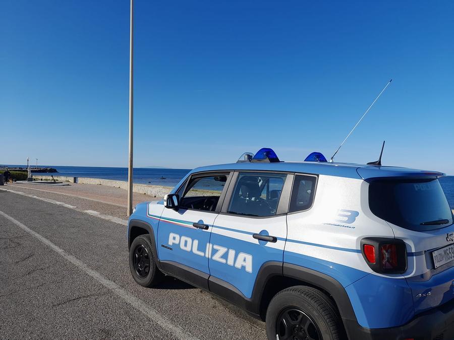 
	Un'auto della questura sul lungomare

