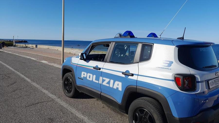 Un'auto della questura sul lungomare