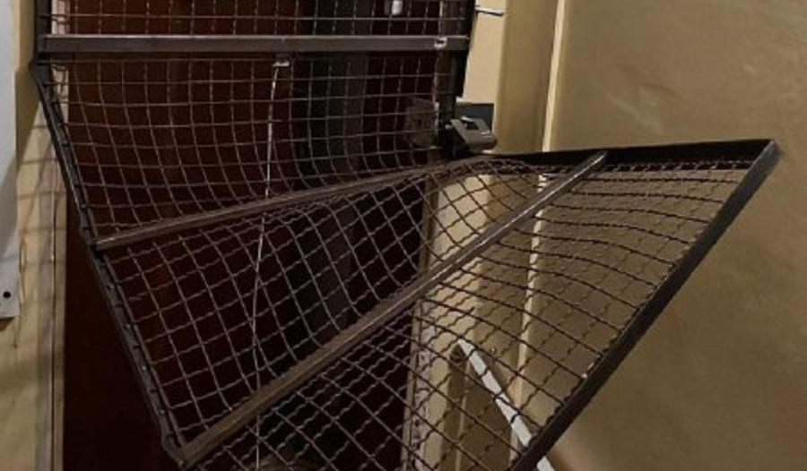 
	La grata sfondata (foto pubblicata dal consigliere comunale Alessandro Perini)

