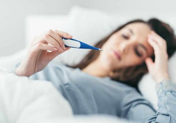 Ospedali strapieni per Covid e influenza: a Natale resta l’allerta