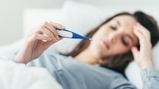 Ospedali strapieni per Covid e influenza: a Natale resta l’allerta