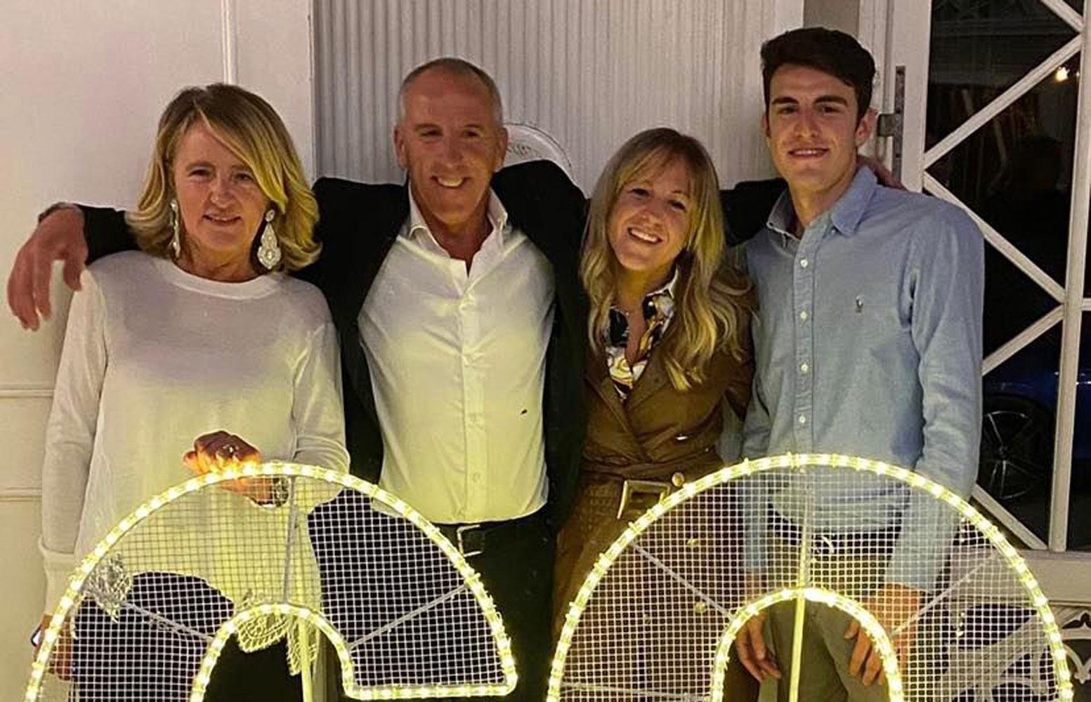 Marco Rossi in mezzo alla sua famiglia