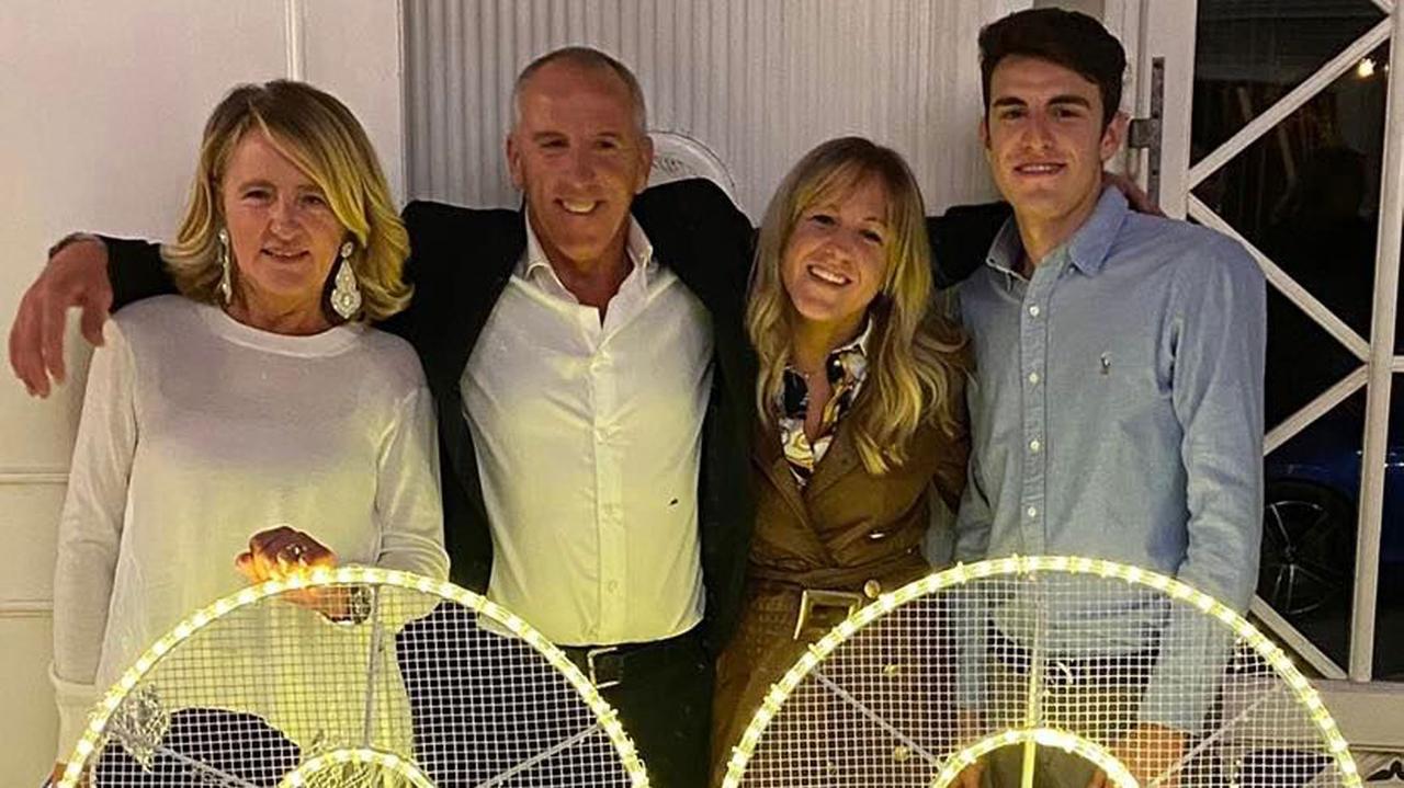 Marco Rossi in mezzo alla sua famiglia