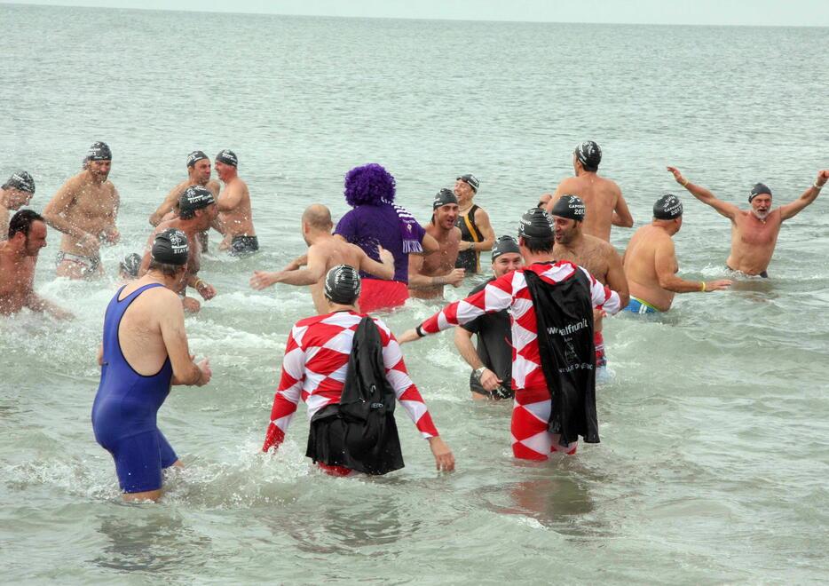 Viareggio, salta il tuffo del primo gennaio nell’anno che segna il decennale 