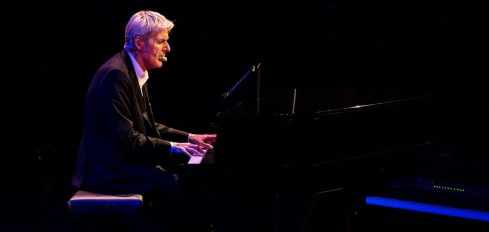 Baglioni live: “Dodici note solo” e dieci ore di musica per far sognare nei teatri dell’isola 