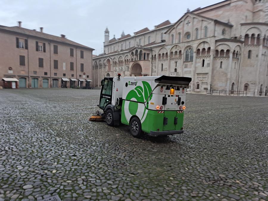 Modena, centro pieno di bottiglie: Muzzarelli le raccoglie e le getta