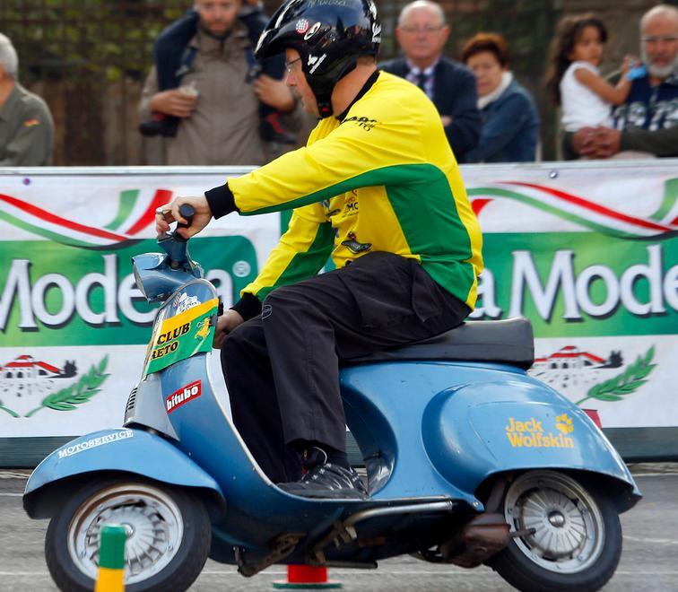 Gimkana in Vespa con piloti da tutta Italia 