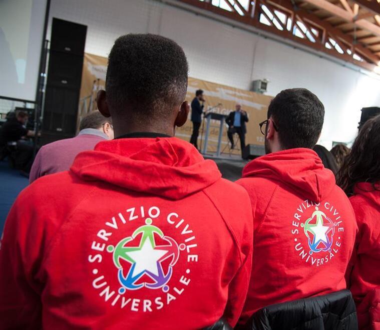 Giovani durante un’attività di servizio civile universale