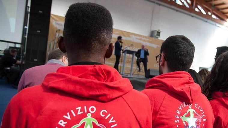 Giovani durante un’attività di servizio civile universale