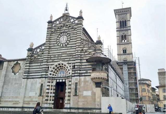 
	L&rsquo;esterno del Duomo con ancora i ponteggi montati

