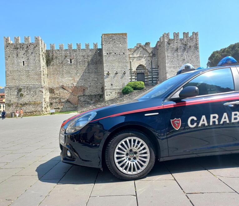 Una gazzella dei carabinieri davanti al Castello dell’Imperatore