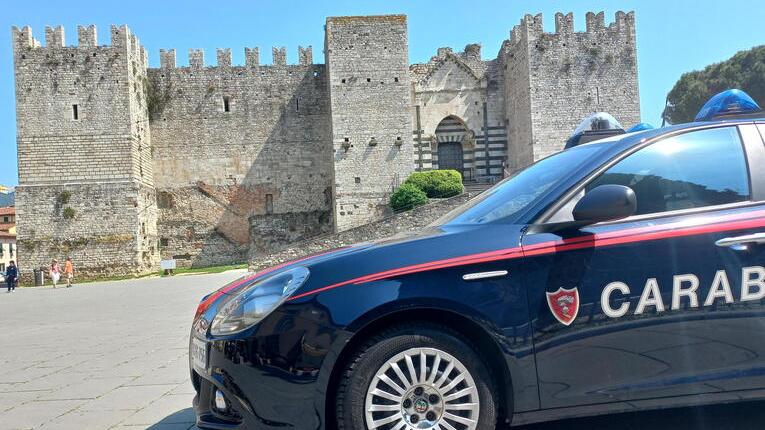 Una gazzella dei carabinieri davanti al Castello dell’Imperatore