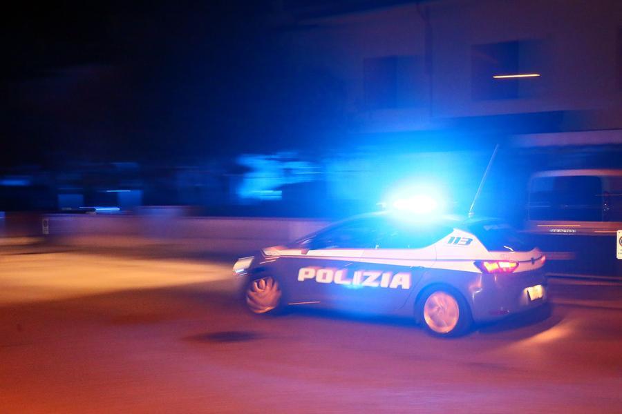 Ferrara, minacciava di farla finita la vigilia di Natale: fermato dai poliziotti e dai vigili del fuoco