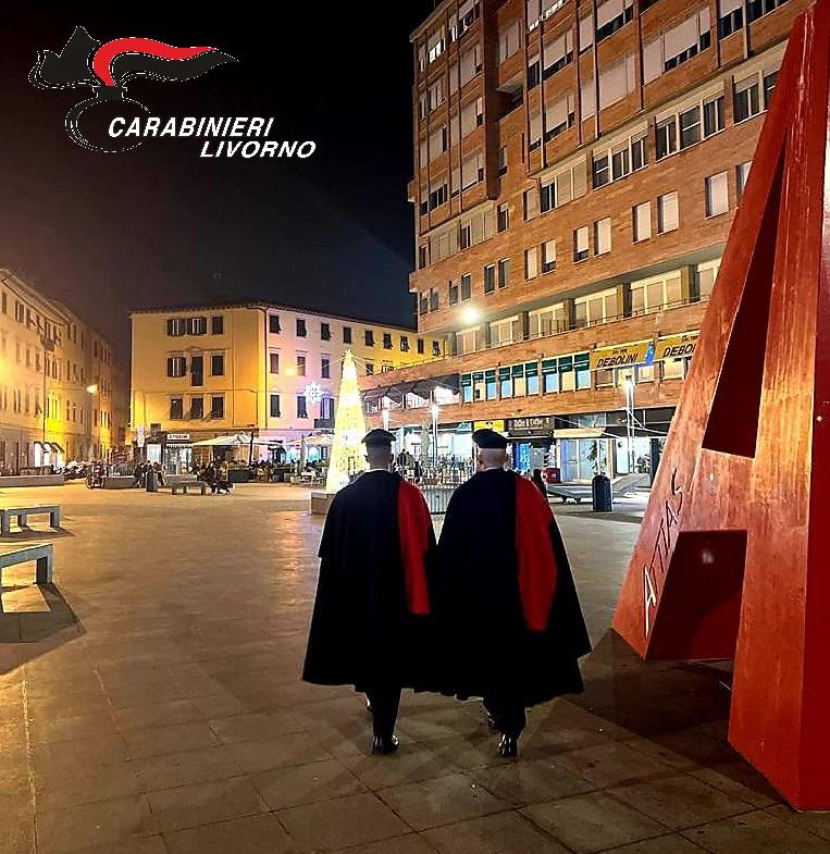 Carabinieri in piazza Attias