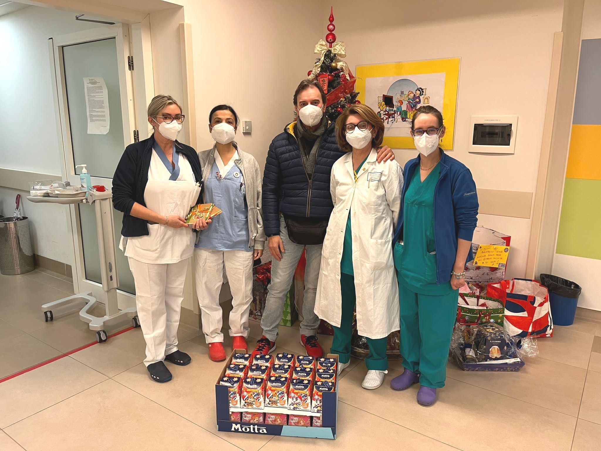 Regali in reparto ai piccoli pazienti nel ricordo di Beatrice Maurone