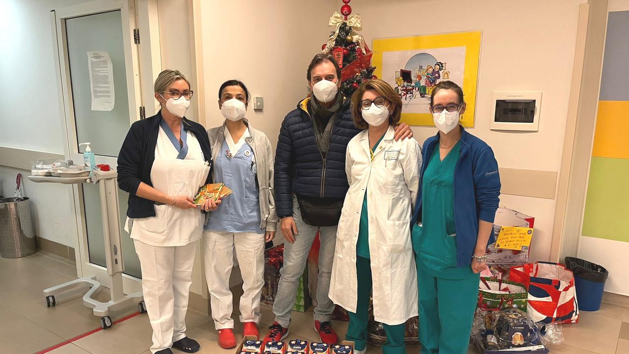 Regali in reparto ai piccoli pazienti nel ricordo di Beatrice Maurone