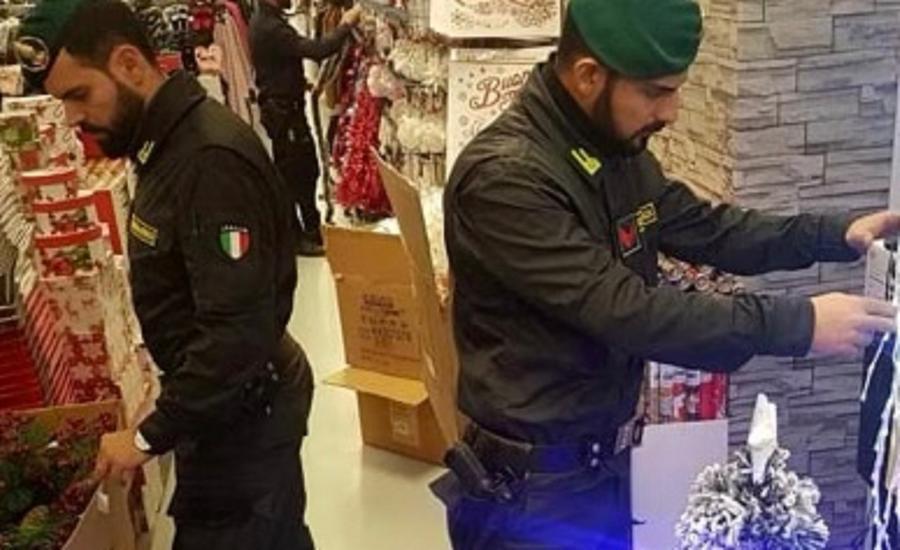 
	Due finanzieri impegnati nei controlli

