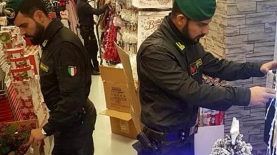 Due finanzieri impegnati nei controlli