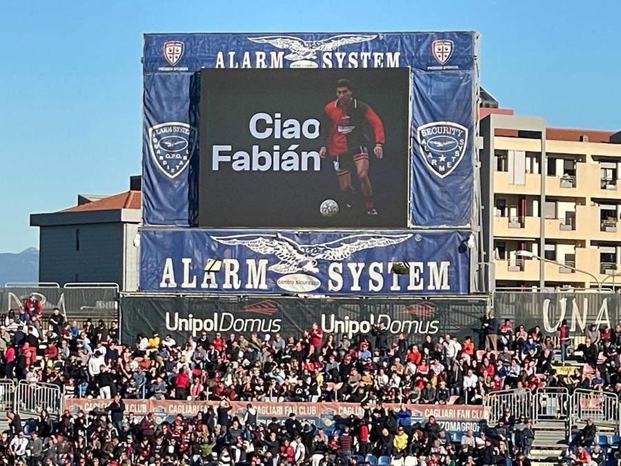 Applausi, emozione e pianti allo stadio nel ricordo di Fabian O’ Neill
