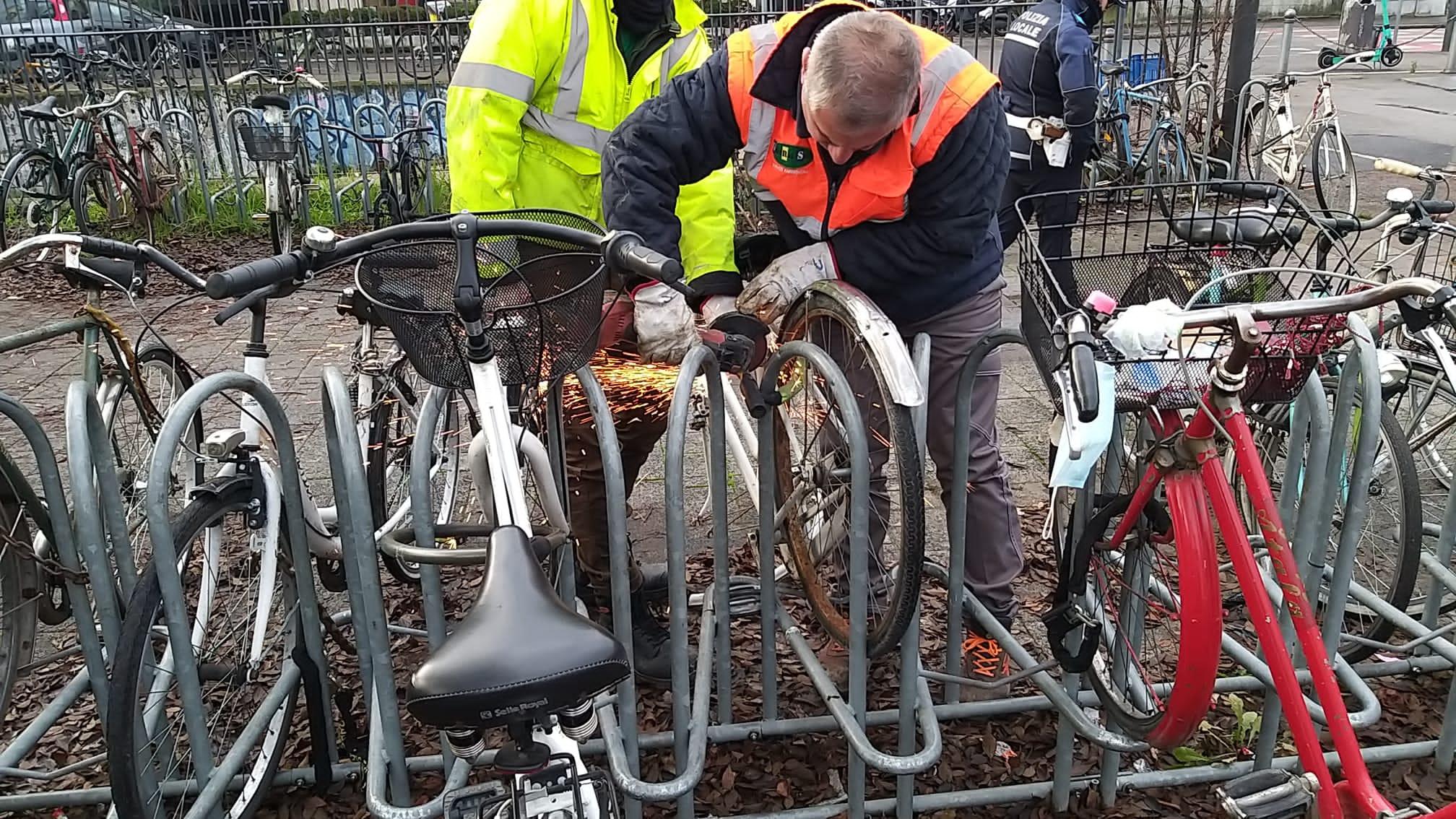 Rimossi i rottami delle bici dalla zona stazione 