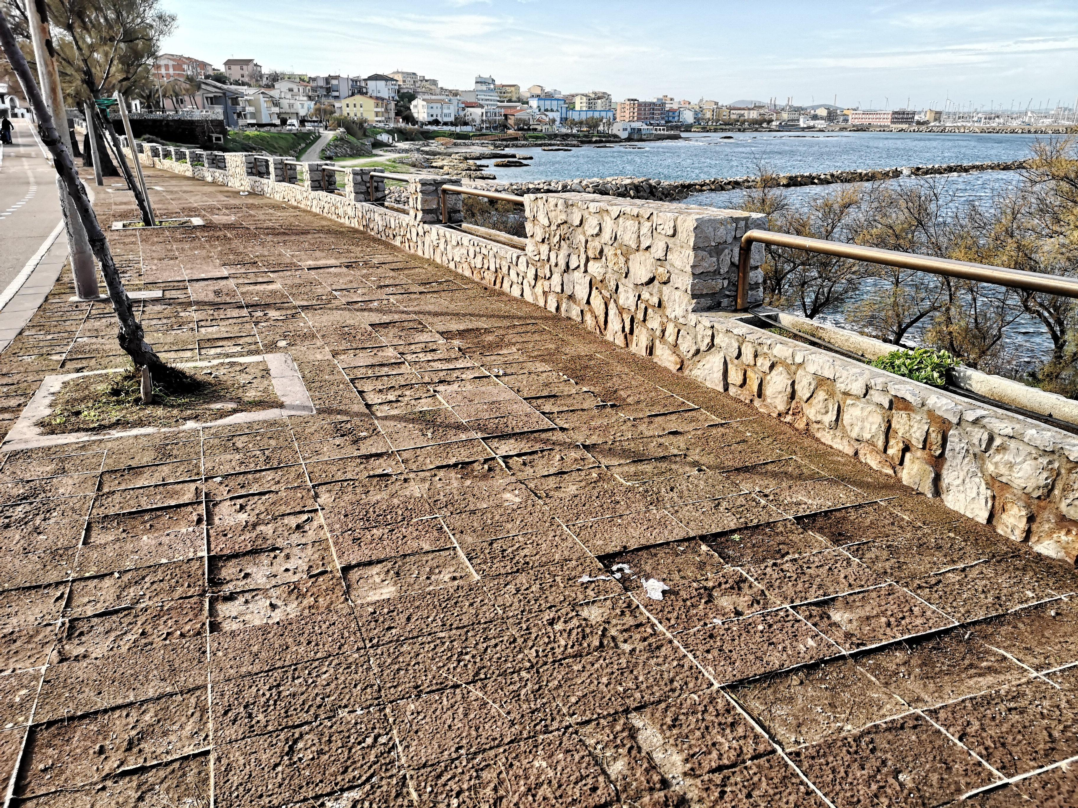 Porto Torres, nuovi marciapiedi nel Lungomare: assegnati i lavori 