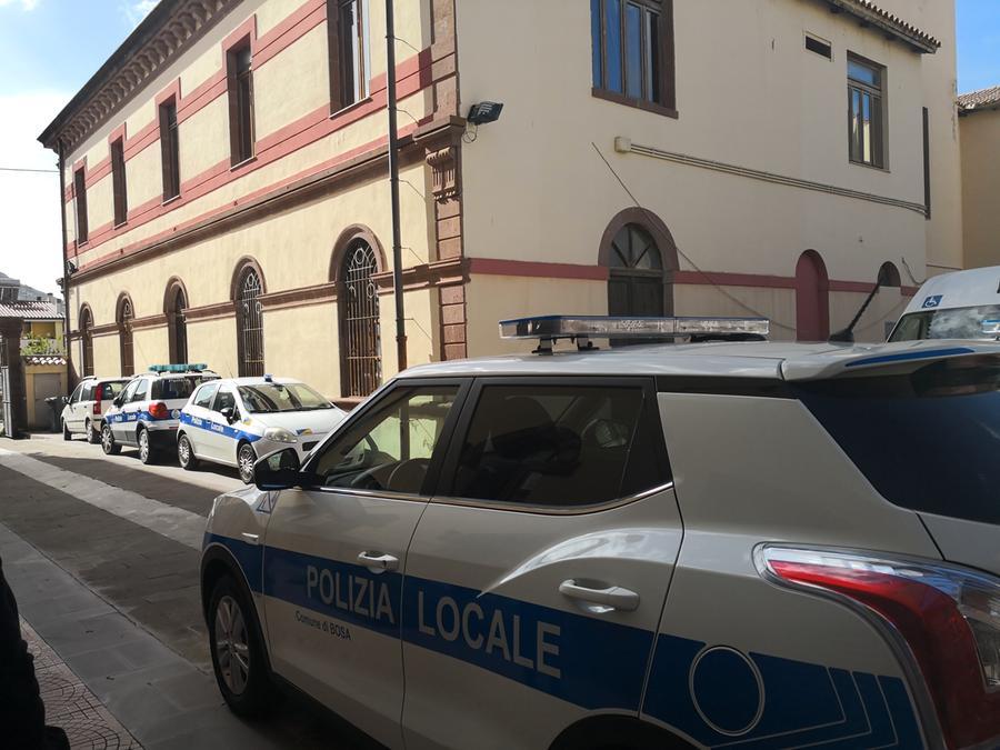 
	Auto della polizia locale a Bosa


