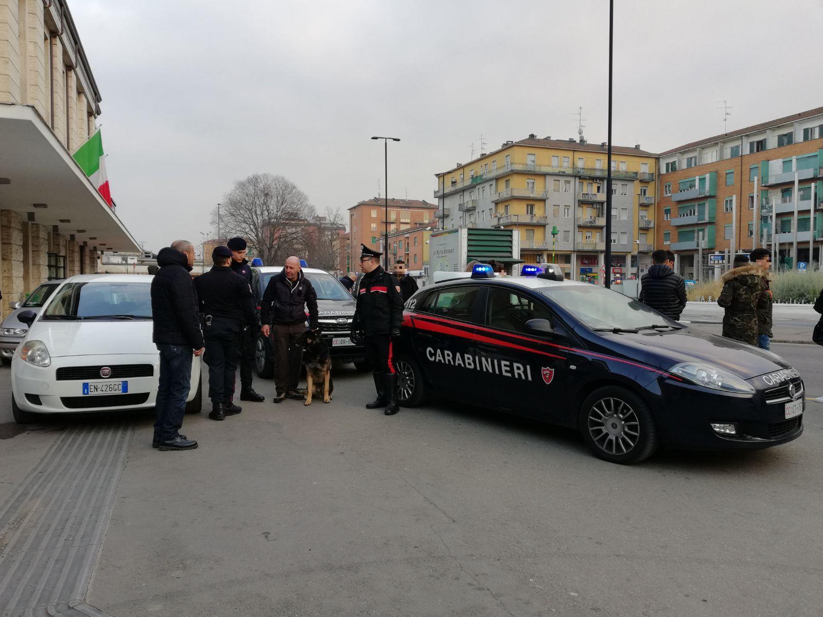 Scoperto con la marijuana morde un dito al carabiniere