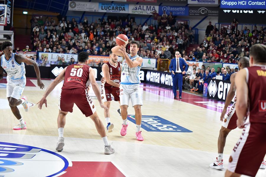 La Dinamo chiude il 2022 con una sconfitta: 86-76 a Venezia