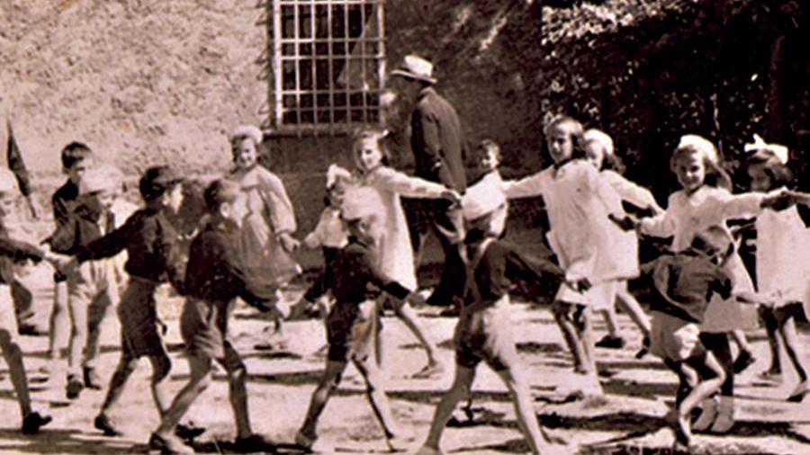 Il girotondo dei bambini nella piazza della Chiesa, pochi giorni prima dell'eccidio. Tutti i bambini, tranne una, ripresi in questa foto morirono nella strage