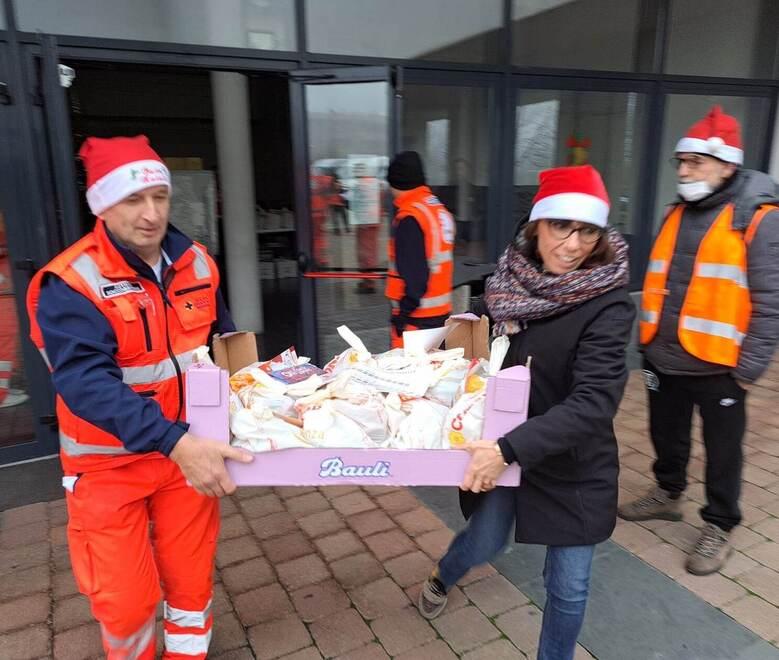 Il pranzo di Natale dei modenesi soli Arrivano i volontari della Corce Blu