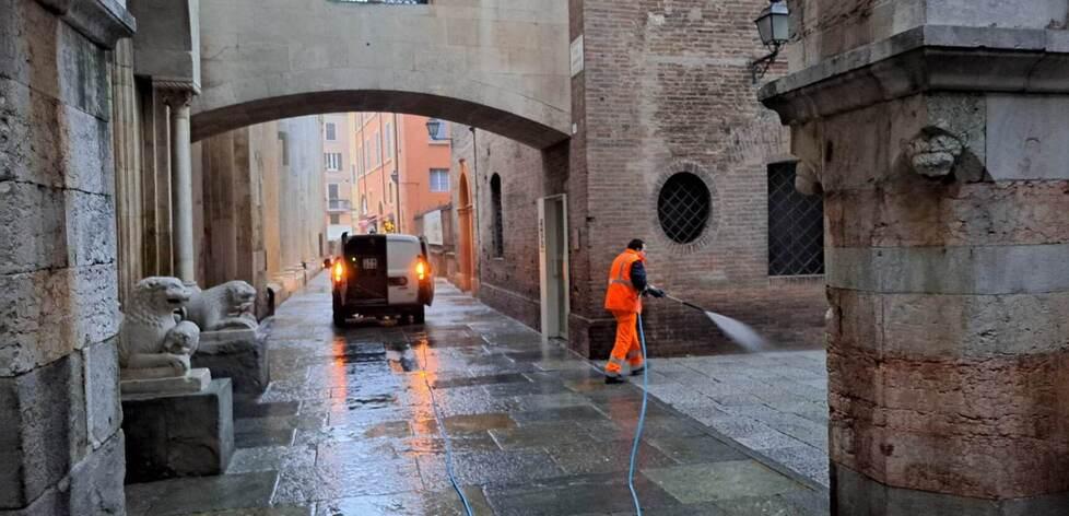 Modena. Vigilia, rifiuti e vetro in strada dopo i brindisi Muzzarelli: «Indecente, ho raccolto le bottiglie» 