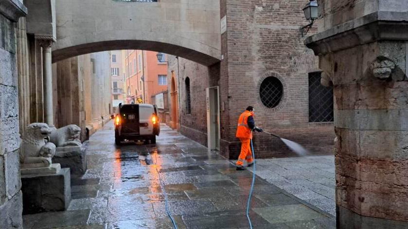 Modena. Vigilia, rifiuti e vetro in strada dopo i brindisi Muzzarelli: «Indecente, ho raccolto le bottiglie»