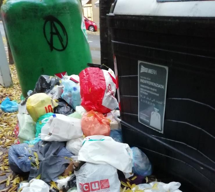 A Modena festa con accumulo di rifiuti accanto ai cassonetti