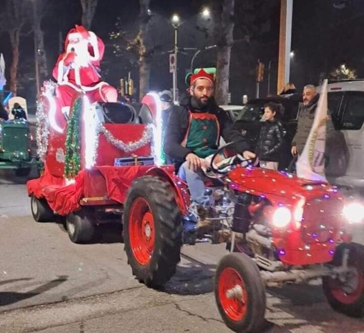 Slitta e renne? Macché A Carpi, Babbo Natale porta i regali in trattore