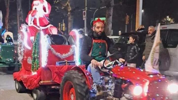 Slitta e renne? Macché A Carpi, Babbo Natale porta i regali in trattore