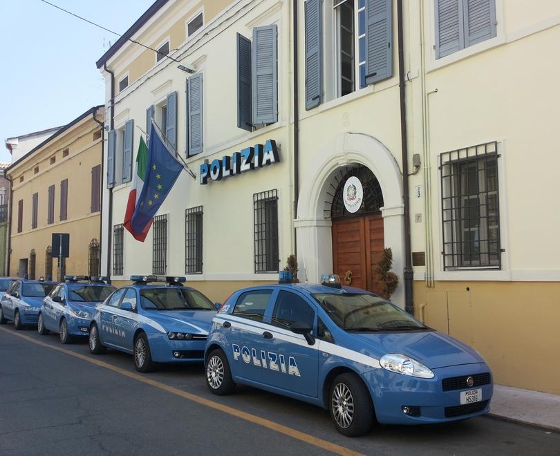 Mirandola Vuole fare denuncia di notte Trova chiuso e spacca tutto 