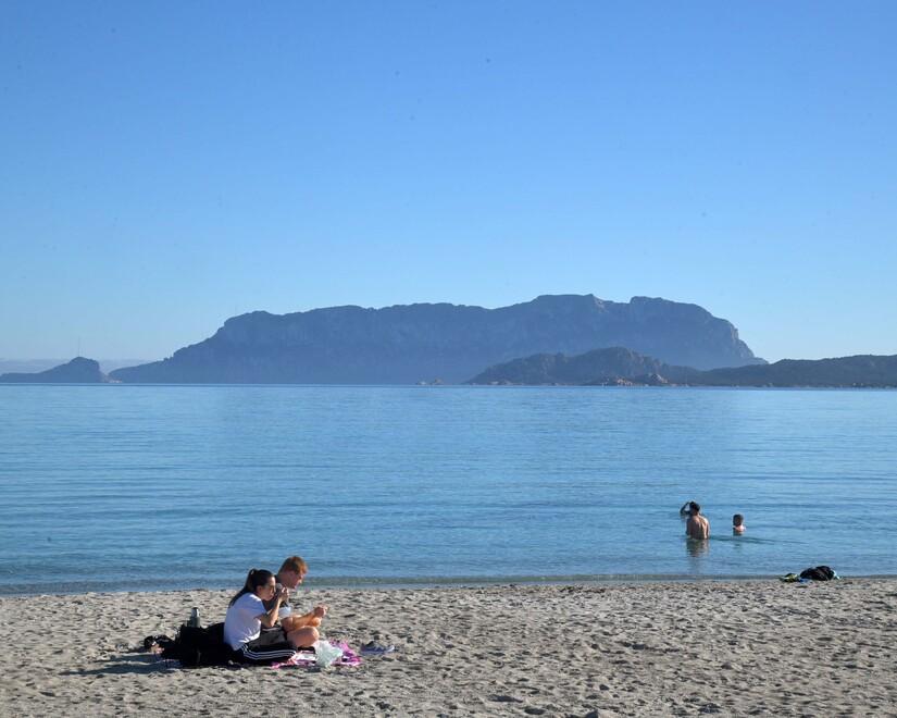 In Sardegna feste sotto il sole in riva al mare e c'è chi fa il bagno