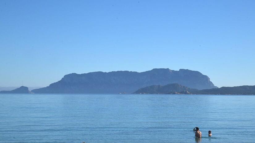In Sardegna feste sotto il sole in riva al mare e c'è chi fa il bagno