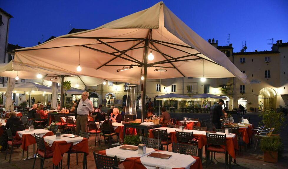 Lucca, le aree della movida diventano “zona rossa”