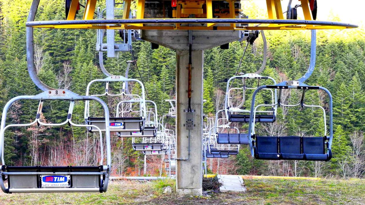Abetone, montagna senza neve: alberghi semivuoti, resistono i ristoranti