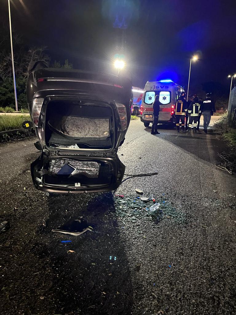 Livorno, auto ribaltata in via Firenze