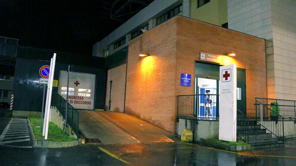 Dimesso dall’ospedale di Livorno dopo diciassette ore: «Aveva la polmonite»