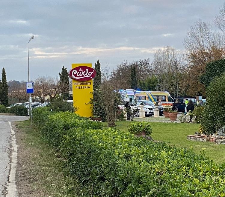 
	I mezzi di soccorso di fronte al ristorante il giorno di Natale (Foto Silvi)

