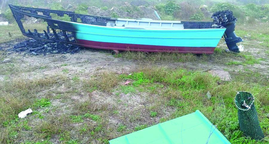 
	La barca dopo l'attentato incendiario

