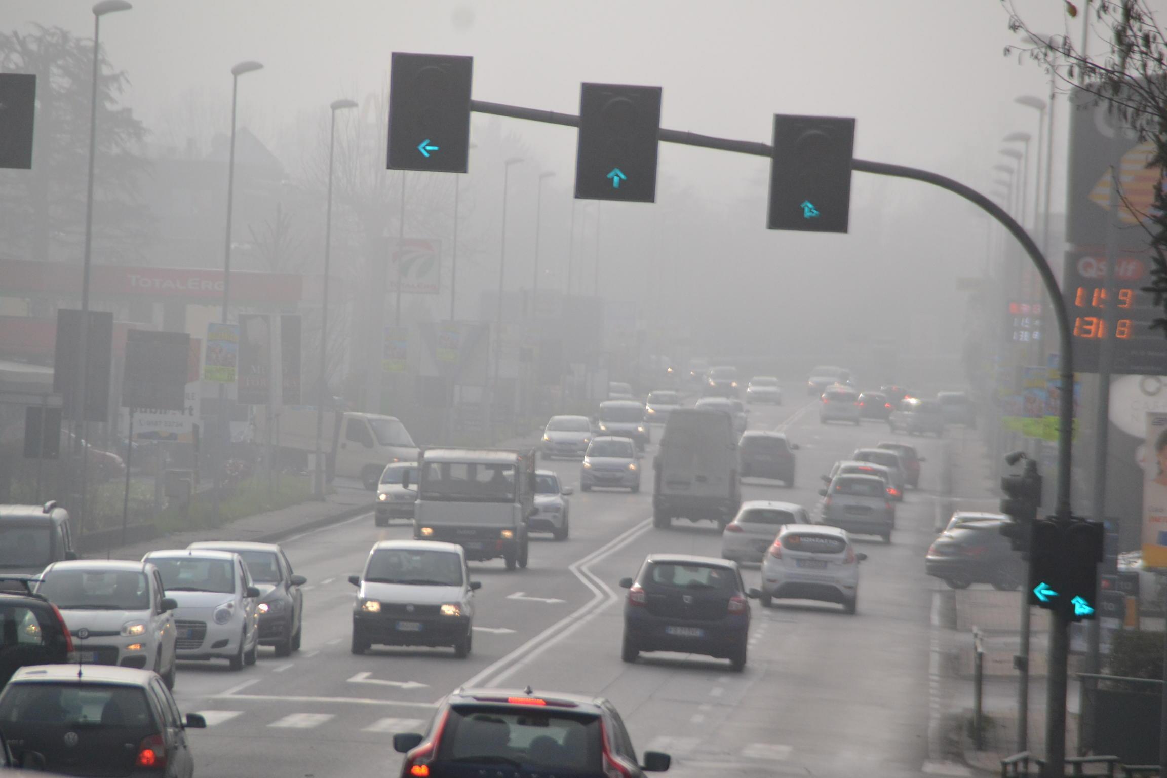 Smog alle stelle nelle feste, ferme le vecchie auto