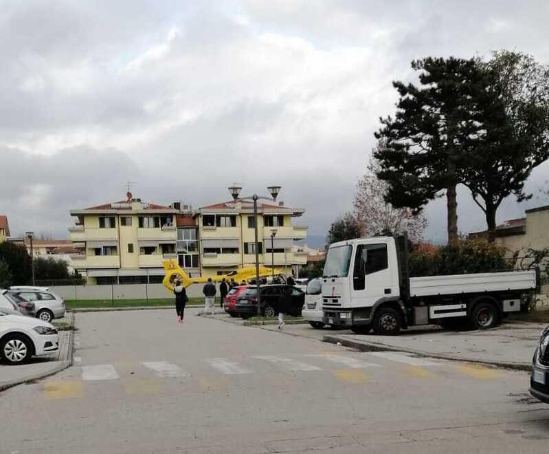 Agliana, avvolta dalle fiamme mentre accende il camino