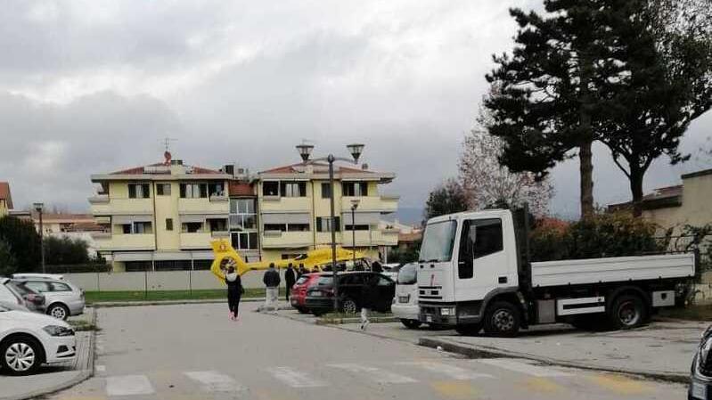 Agliana, avvolta dalle fiamme mentre accende il camino