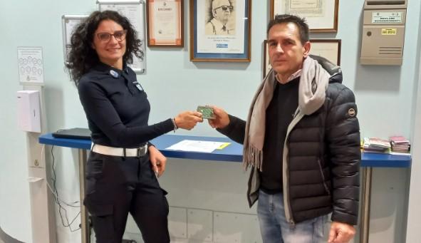 Modena, perde il portafoglio. Glielo restituiscono prima che si accorga di averlo smarrito