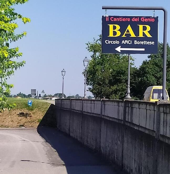 Trovato morto in strada. Il bar di Boretto: «Alla Vigilia qui non è venuto»
