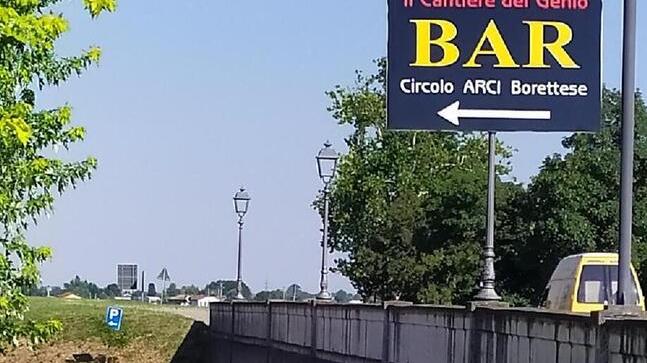 Trovato morto in strada. Il bar di Boretto: «Alla Vigilia qui non è venuto»
